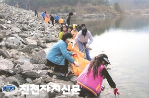전국 주부교실 진천지회의 회원들이 관내 자연정화 운동을 펼치고 있다.