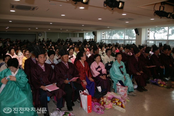 제14회 진천군노인대학 졸업식에서 138명의 만학도가 꿈을 이뤘다.