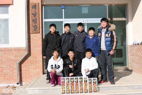 진천중학교 상지관(레슬링장)앞에서 선수들과 함께한 박상구코치(사진 오른쪽 끝)