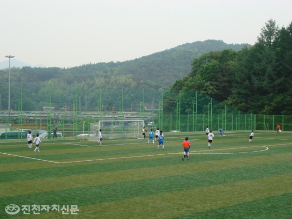 진천군 축구대표팀이 준결승전에서 제천시와 경기를 펼치고 있다.