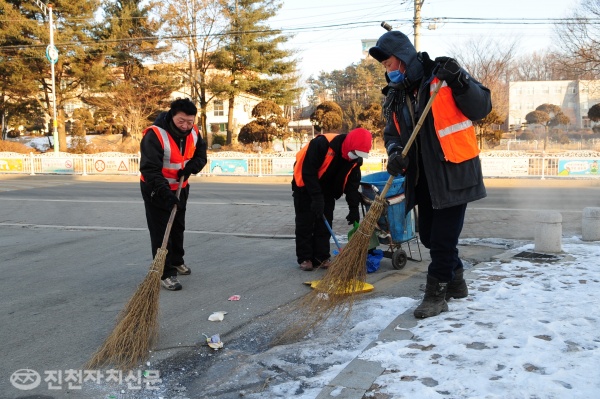 김상봉 진천군의회 부의장이 1월 31일 새벽 진천읍 환경미화원 체험을 하고 있다.
