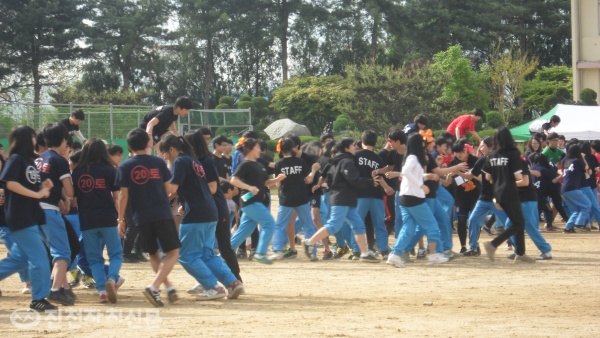 ▲ 진천고등학교 학생들이 체육대회 단체경기를 펼치고 있다.