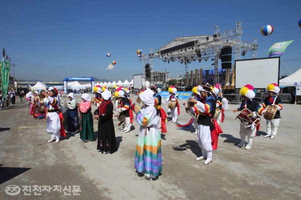 ▲ 제12회 생거진천 민속예술경연대회에 참가한 풍물패가 공연을 선보이고 있다.