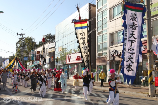 ◀ 진천읍 민속 예술단이 지난해 생거진천 문화축제에 앞서 시가지에서 길놀이를 하고 있다.