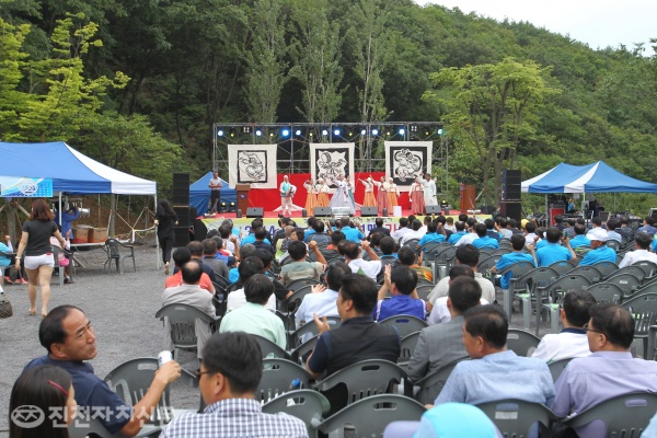 ▲전국농민회 충북도연맹이 생거진천 자연휴양림에서 가족 한마당 행사를 열고 있다.