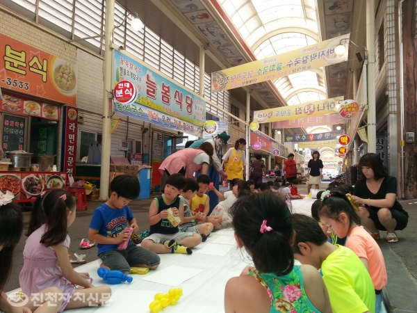 ▲ 지난 6월 27일 진천 중앙시장에서 향수의 전통시장 만들기 사업 일환으로 어린이 그림그리기 대회가 개최됐다.