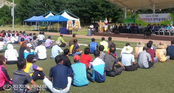 ▲ 군내 수박작목반 회원들이 지난달 29일 역사테마공원에 모여 화합 한마당 잔치를 벌이고 있다.