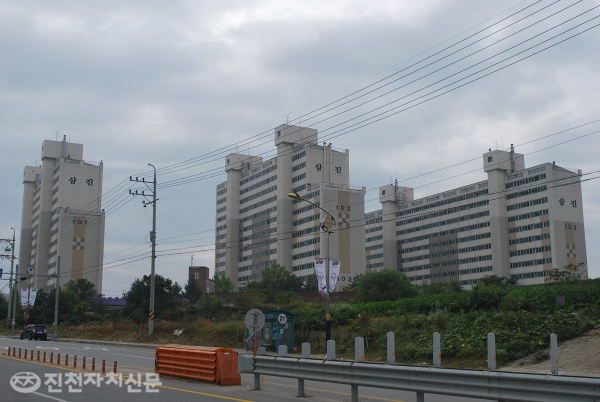 ▲ 삼진아파트 전경. 진천의 동쪽 끝에 위치해 도시와 농촌의 경계선에 위치해 있다.