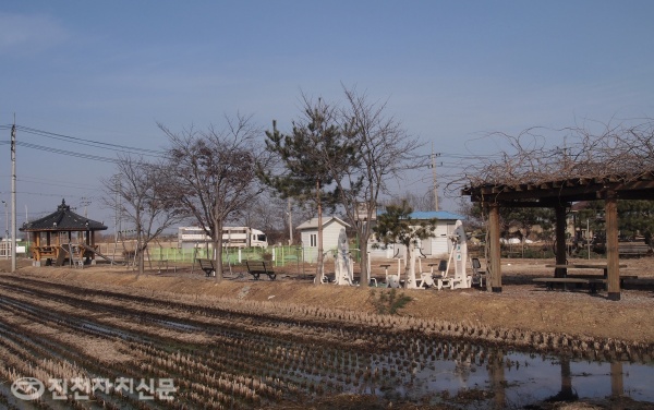 ▲ 마을 초입의 체육공원은 진천군과 한국 마사회의 특별적립금으로 2005년 7월 마을 부지에 설치했다.“활기넘치는 마을과 환경사업에 주력”