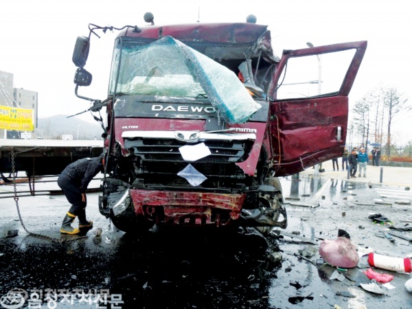 ▲ 지난해 4월 한국소비자원 앞 도로에서 발생한 처참한 교통사고 현장 모습. 