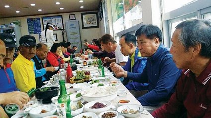 ▲ 호암마을 어르신들과 청·장년들이 지난 4월 효도관광을 하면서 삼천포 한 횟집에서 즐겁게 식사를 하고 있다.  