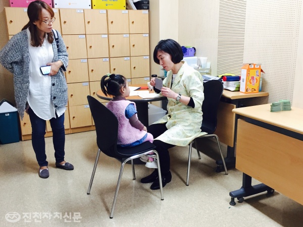 보건소에서 한 어린이가 눈 정밀검진을 받고 있다.