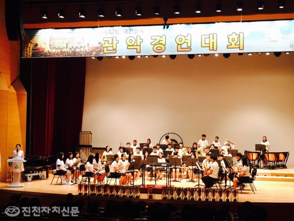 ▲이월중 장양윈드오케스트라가 대한민국관악경연대회에서 '알바마 서곡'을 연주하고 있다. 