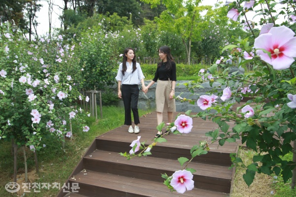 ◀ 주민들이 무궁화 꽃이 만개한 혁신도시 두레봉공원을 거닐고 있다.