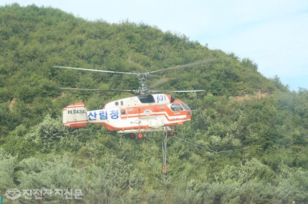 ▲ 진천산림항공관리소 소속 헬기가 소나무재선충병을 항공예찰을 실시하고 있다. 