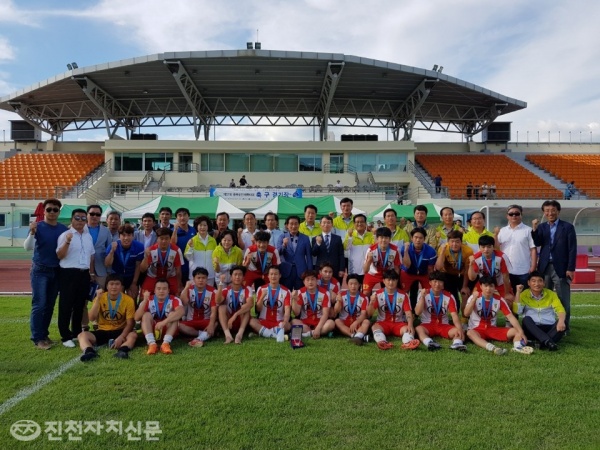 진천군 축구협회의  대표선수들이 출전한 2018 도민체전에서 성인부 우승을 하고 기념촬영을 했다.