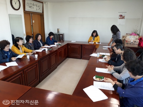 진천군생활개선연합회원들이 농업기술센터 회의실에서 현안문제에 대해 논의하고 있다.