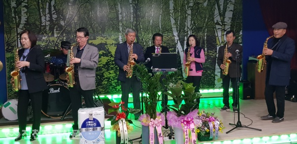 초평색소폰동아리 회원들이 연습실 개소식에서 색소폰 연주를 하고 있다.
