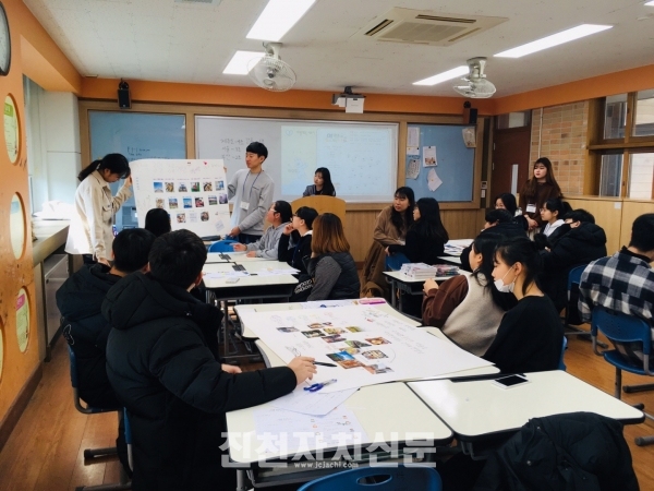 ▲교육기부활동에 참여한 한국교원대 학생들과 덕산중 학생들이 함께 공부하고 있다.