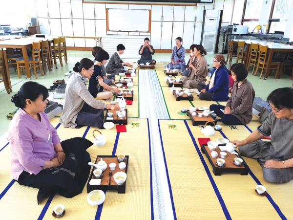 진천군 전통문화연구회 회원들이 다례를 시연하고 있다.