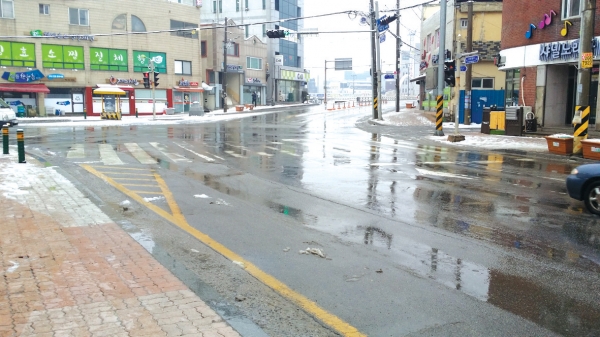 남한강마트 앞 도로는 증앙 차선이 흔적조차 없이 지워져 교통사고 위험이 높다.