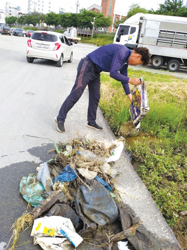 백곡천 하상도로 인근에 버려진 쓰레기를 치우고 있는 이모 씨, 그는 차를 타고 가다 쓰레기가 보이면 내려서 쓰레기를 줍는 것이 일상이 됐다.
