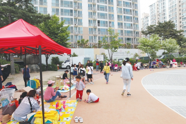 화랑광혜원 플리마켓 행사가 화랑공원 일원에서 열리고 있다.