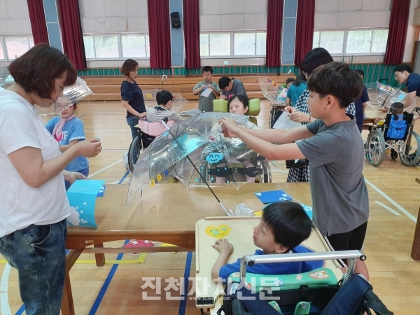 ▲문백초 학생들과 청주혜화학교 학생들이 함께 우산만들기를 하고 있다.