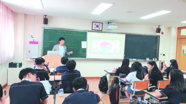 이호석 이상설 학교 동아리모임 부회장이 서전중학교 학생들에게 이상설 선생에 대한 교육을 하고 있다.