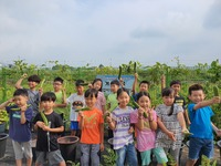 ▲금구초 학생들이 자신들이 기르고 수확한 작두콩을 들고 즐거워하고 있다.