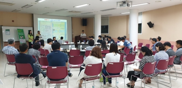 청소년지방정치참여아카데미 학생들이 진천군의회 의원, 주민들이 참여한 가운데 팀별로 지역사회의 문제점을 설명하고 있다.