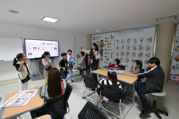 아동들이 수원외국어마을에서 영어문화 체험활동을 실시하고 있다.