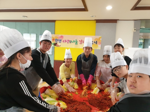 학생자치 외국인 학생, 교직원이 함께 사랑&나눔 김치 담그기 행사를 하고 있다.