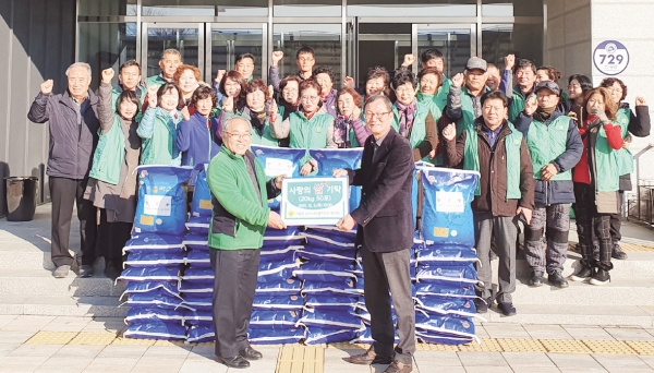 이월면 새마을남녀지도자협의회 회원들이 쌀을 기탁하고 있다.
