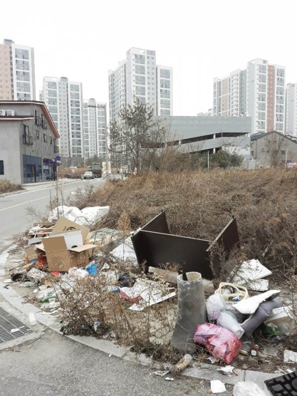 두촌리 우미린아파트 후문 앞 나대지에 건축폐기물과 함께 책상 등 생활쓰레기가 버려져 있다.