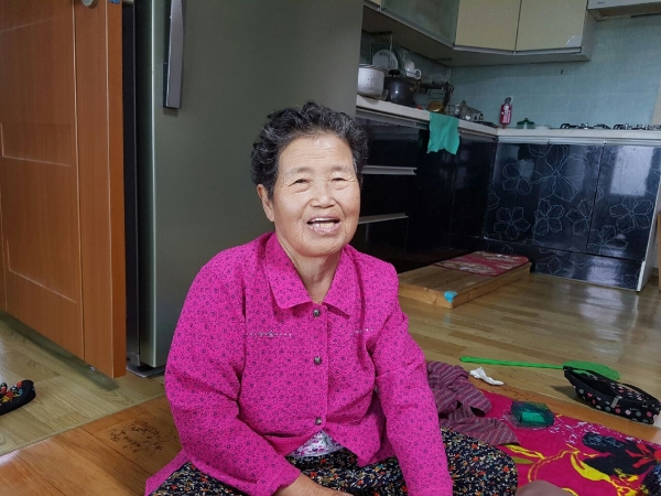 박종순 할머니가 마을회관 건립기금으로 금반지를 팔아 전액을 기금으로 기부했다.