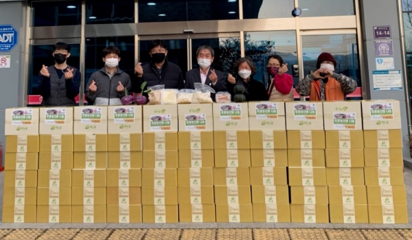 진천군 여성농민회가 장애인복지관을 찾아 토종농산물을 기증하고 있다
