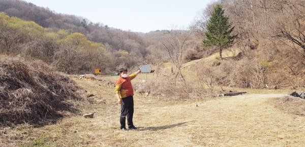 김주학 상백마을 이장이 저수지가 설치될 마을 위 쪽 양백리 일대를 가리키고 있다.