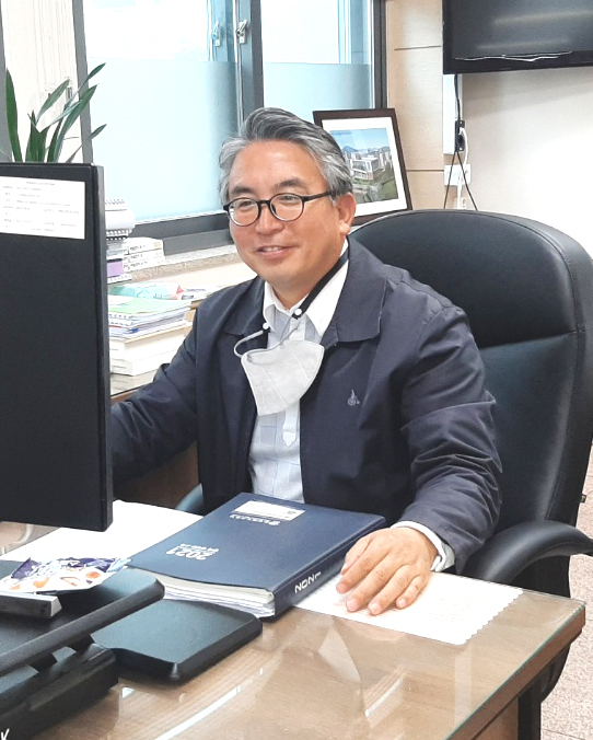 박영균 교육지원청 행정과장이 자신의 책상에서 포즈를 취하고 있다.