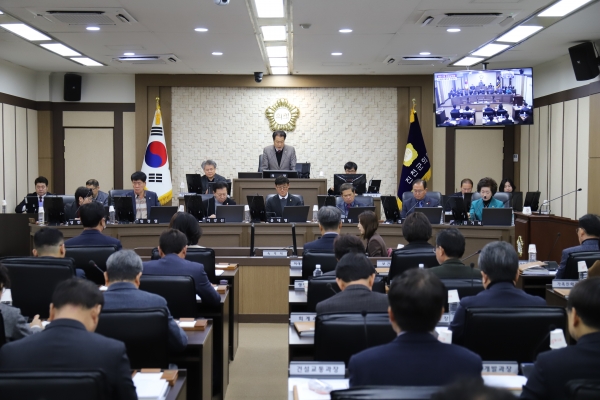 진천군의회 제317회 제2차 정례회 제5차 본회의에서 2024년도 예산안을 확정하고 있다.