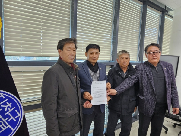 진천군 농업인단체협의회 회원들이 농협 RPC에 올해 쌀값 인상안을 제시하고 있다.