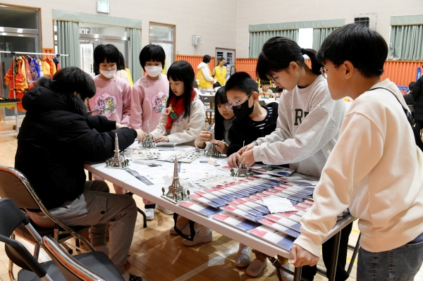 금구초등학교 학생들이 세계문화축제를 운영하고 있다.