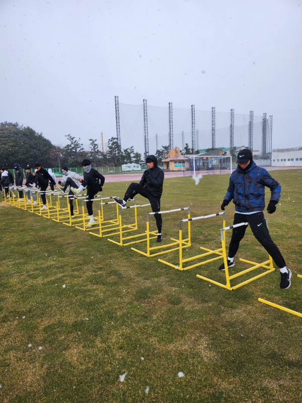 진천군 직장운동경기부 육상선수들이 훈련을 하고 있다.