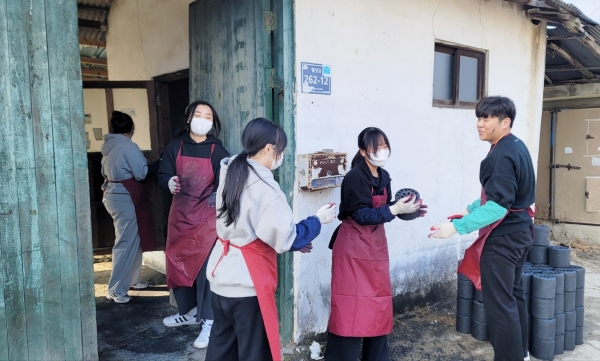 광혜원고등학교 학생들이 학교 주변 어려운 가정을 차아 연탄 배달을 하고 있다.
