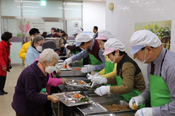 진천군의회 의원들이 생거진천 종합사회복지관에서 배식봉사를 하고 있다. 