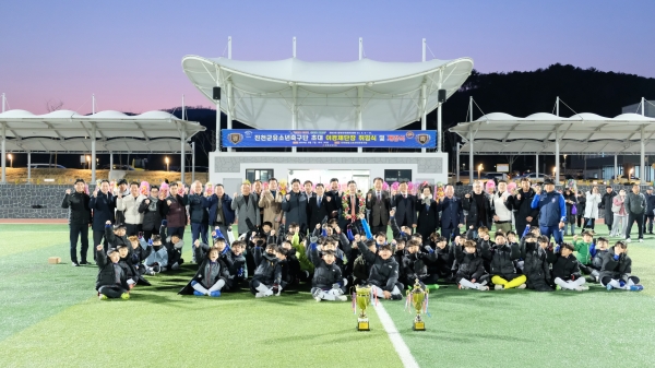 김명식 진천군체육회장과 이경제 초대 단장이 위촉식 후 참석자들과 기념사진을 촬영하고 있다.