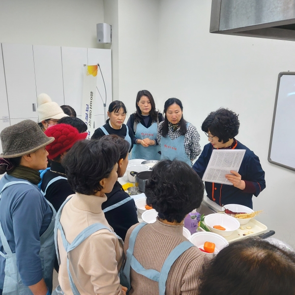 한국생활개선진천군연합회 향토음식연구분과회가 과제 교육을 진행하고 있다.