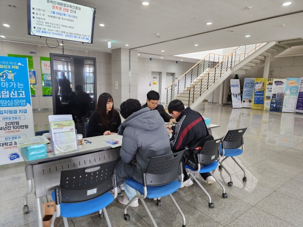진천군청 직원들이 우석대학교 진천 캠퍼스 내 미래센터에서 ‘찾아가는 전입신고 민원실’을 운영하고 있다.
